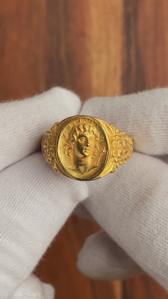 video from all sides of helios 18k gold signet ring